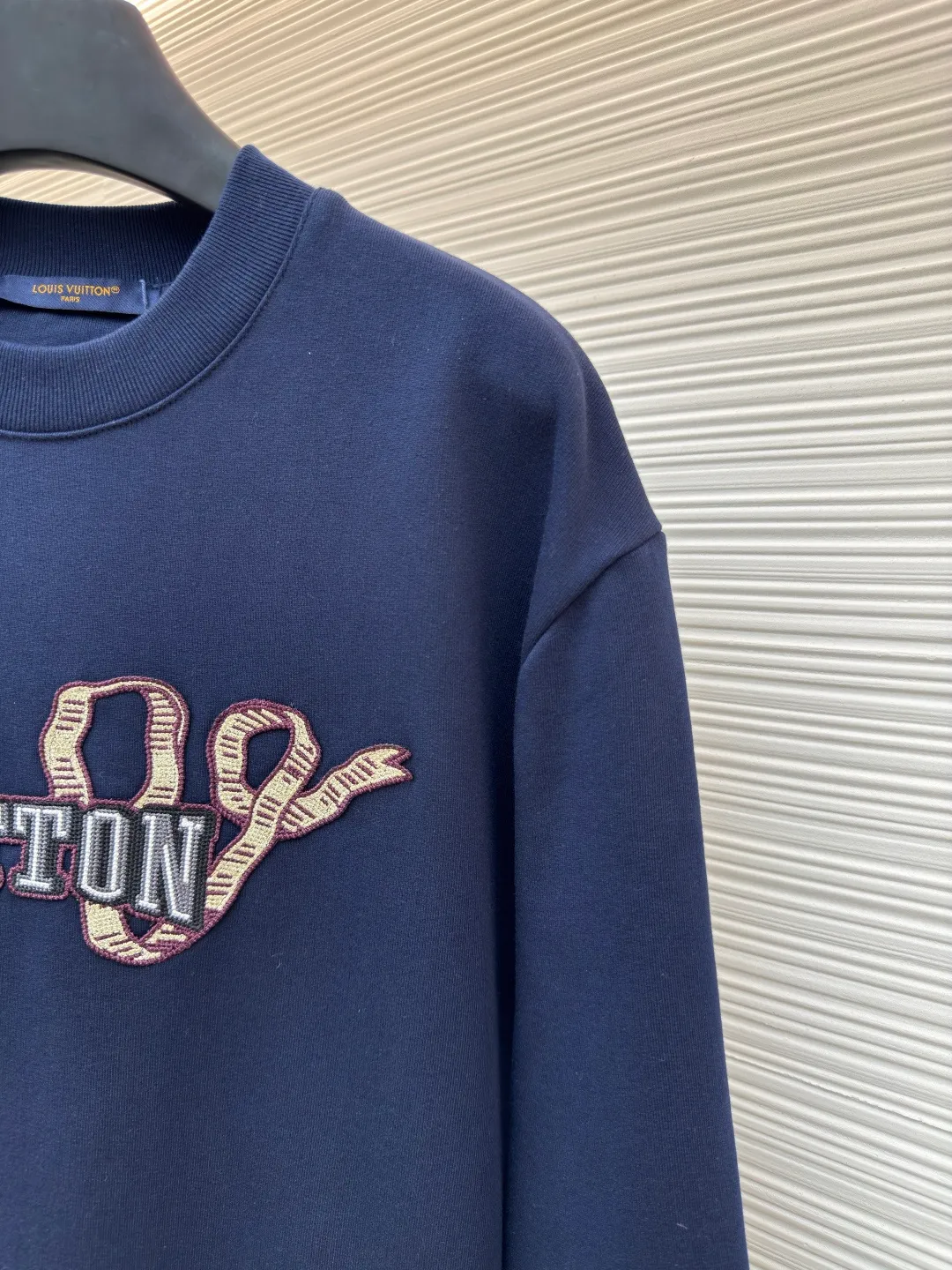 LOUISVUITTON pearlescent yarn Zhangzi sweatshirt ●Original version: purchased and developed for 10800 ●Item number: 1680727-A85 ●Fabric: double-ply large terry bottom sweatshirt fabric ●Technology: knitting ●Version: fitted version ●Weight: about 590 grams ●Size: XS-S-M-L ●Description: The fabric is made of cotton 32s double-ply large terry bottom sweatshirt fabric, matched with 26s double yarn 1*1 horizontal machine weaving thread, the front chapter is embroidered with a domestic high-speed embroidery machine, and the mesh bottom is padded with three layers of hot water sol material on top. Gold and silver thread + mercerized thread, the outer ring of the chapter adopts the Great Wall stitch method, and the inner part adopts the sun stitch method. The number of embroidery needles in the entire chapter reaches 150,000. The dense stacking of stitches is used to create a three-dimensional effect. The back panel is embroidered with three-dimensional flat embroidery with mercerized thread. The overall wiring is straight and delicate, the fabric is comfortable and soft, and the color is consistent without color difference. It can be matched with the same style to create a fashionable look and control various occasions. Customized accessories, complete with three standards, same style for men and women!